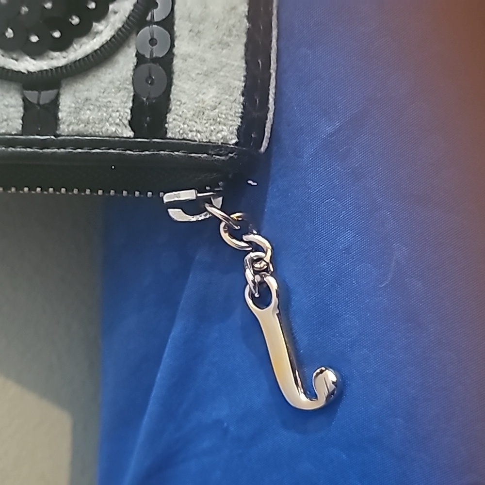 Juicy Couture Wristlet-missing - Picture 2 of 4